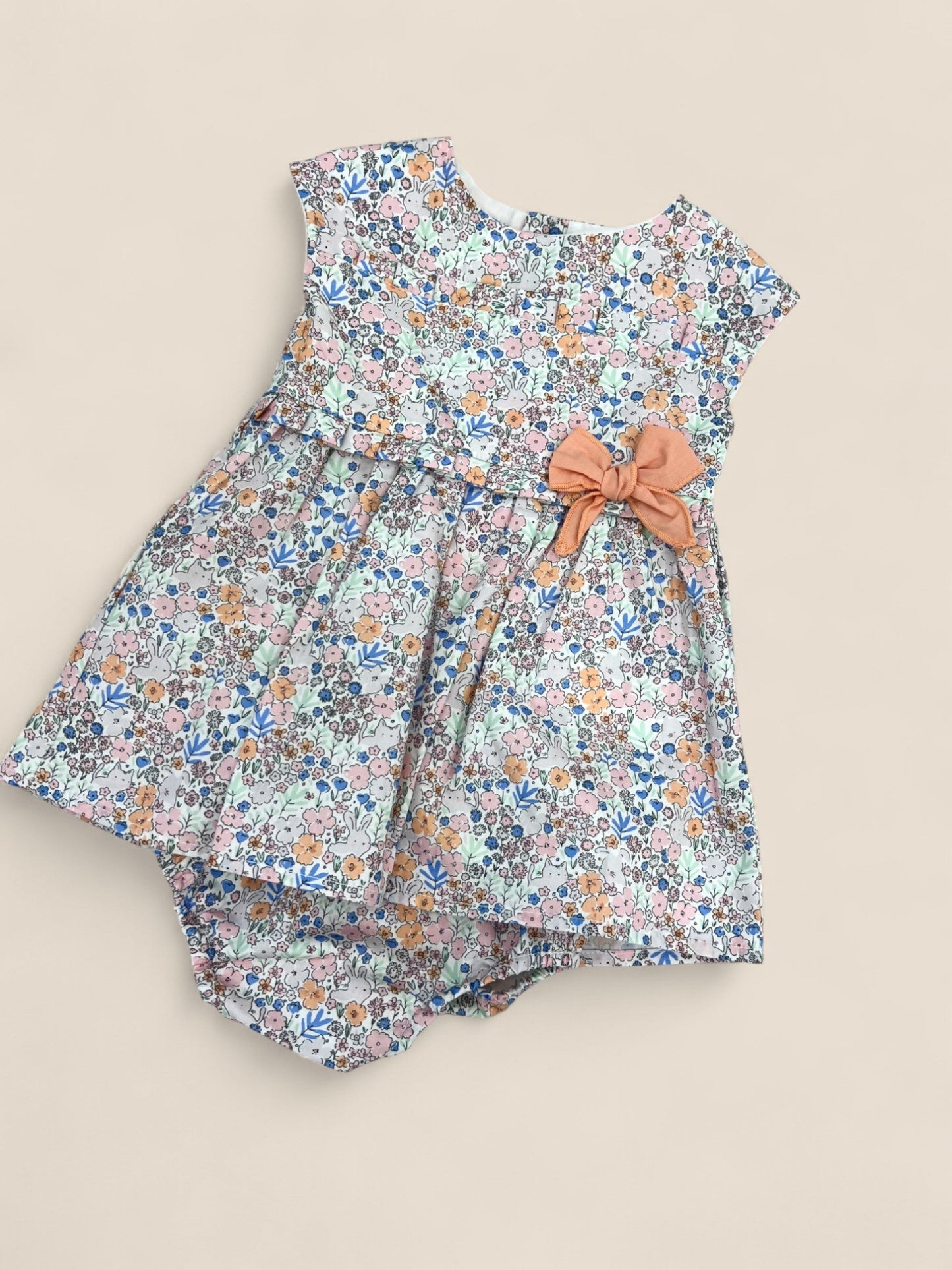 Vestido flores con lazada melocotón.