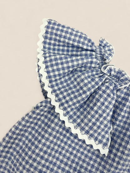 Vestido vichy azul con volante.