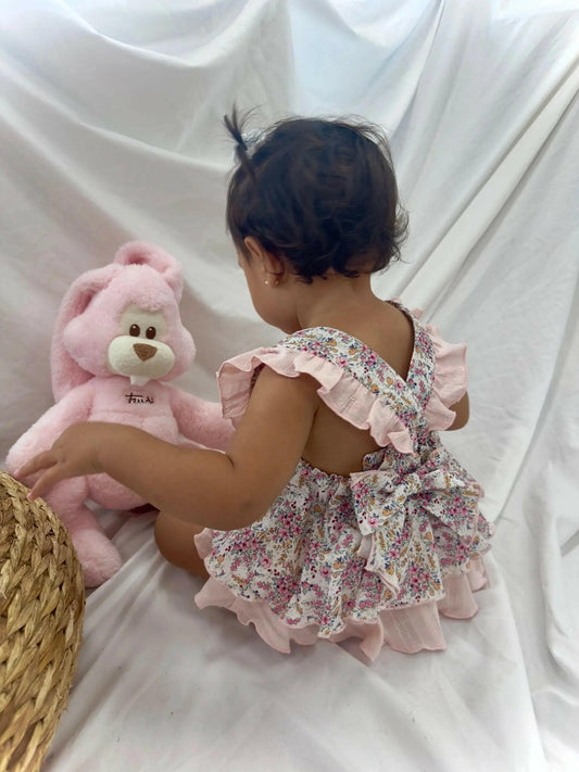 Pelele floral rosa con volantes y lazo Peques del Valle