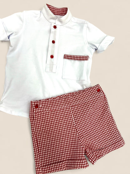 Conjunto camisa blanca con detalles vichy rojo y short a juego.