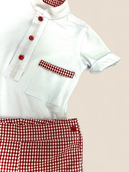 Conjunto camisa blanca con detalles vichy rojo y short a juego.