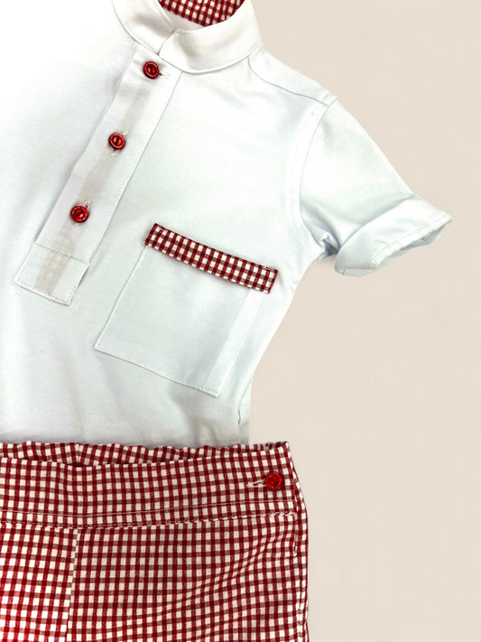 Conjunto camisa blanca con detalles vichy rojo y short a juego.