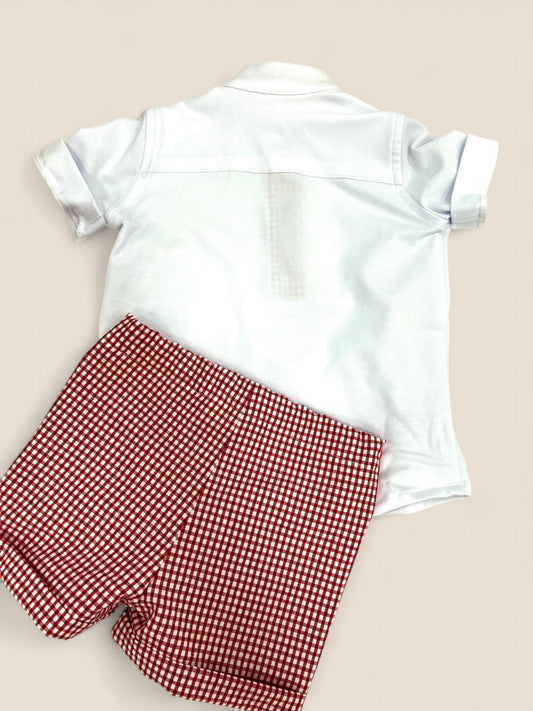 Conjunto camisa blanca con detalles vichy rojo y short a juego.