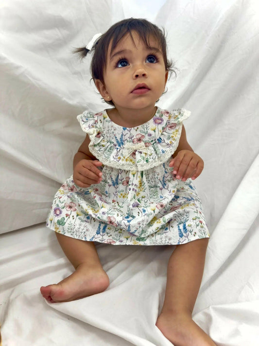 Vestido estampado floral pastel con volante Peques del Valle