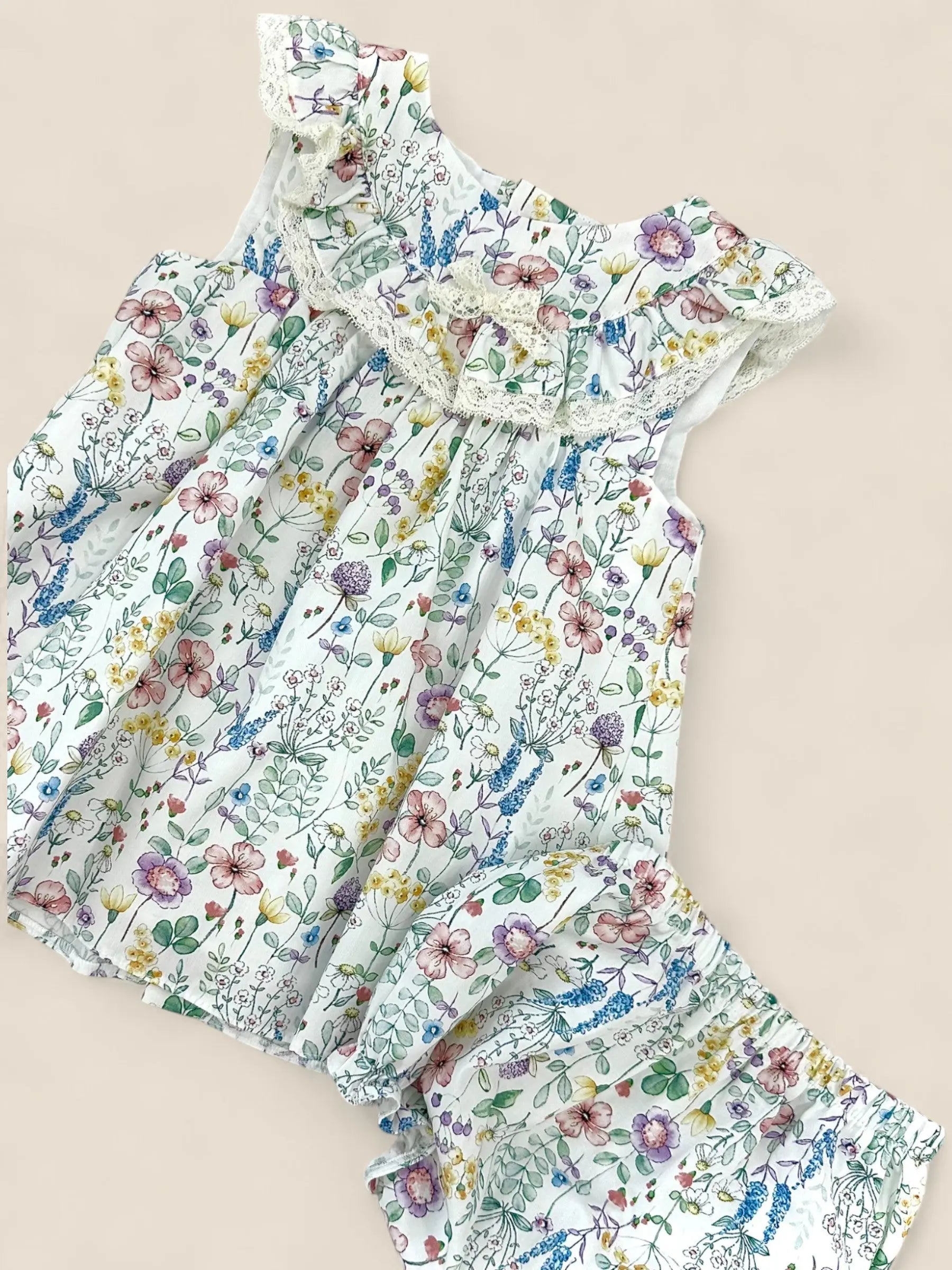 Vestido estampado floral pastel con volante Peques del Valle
