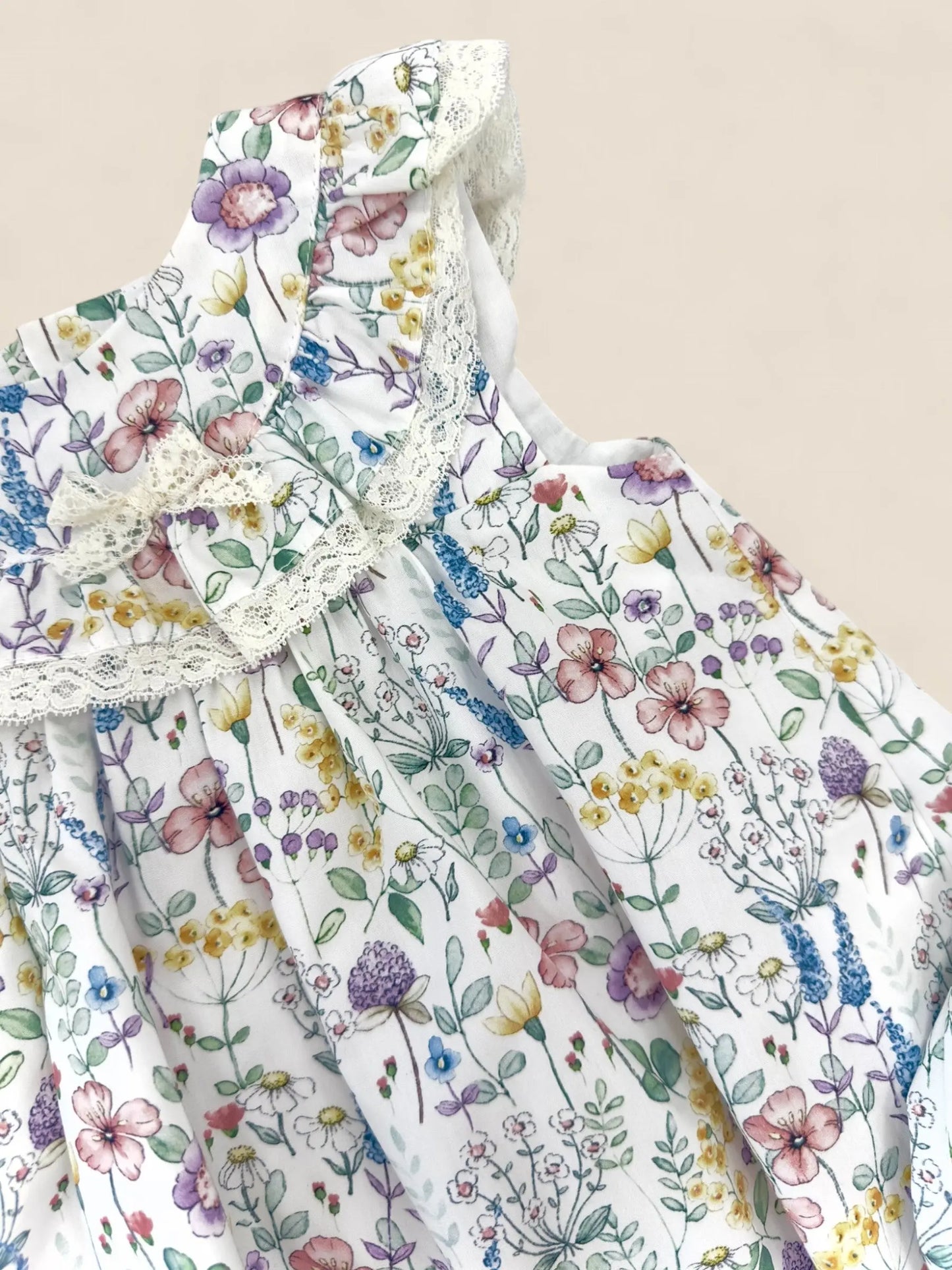 Vestido estampado floral pastel con volante Peques del Valle