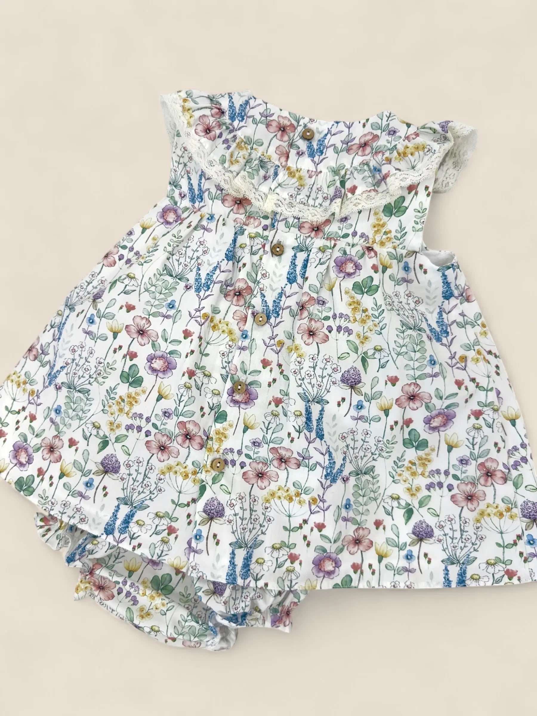Vestido estampado floral pastel con volante Peques del Valle