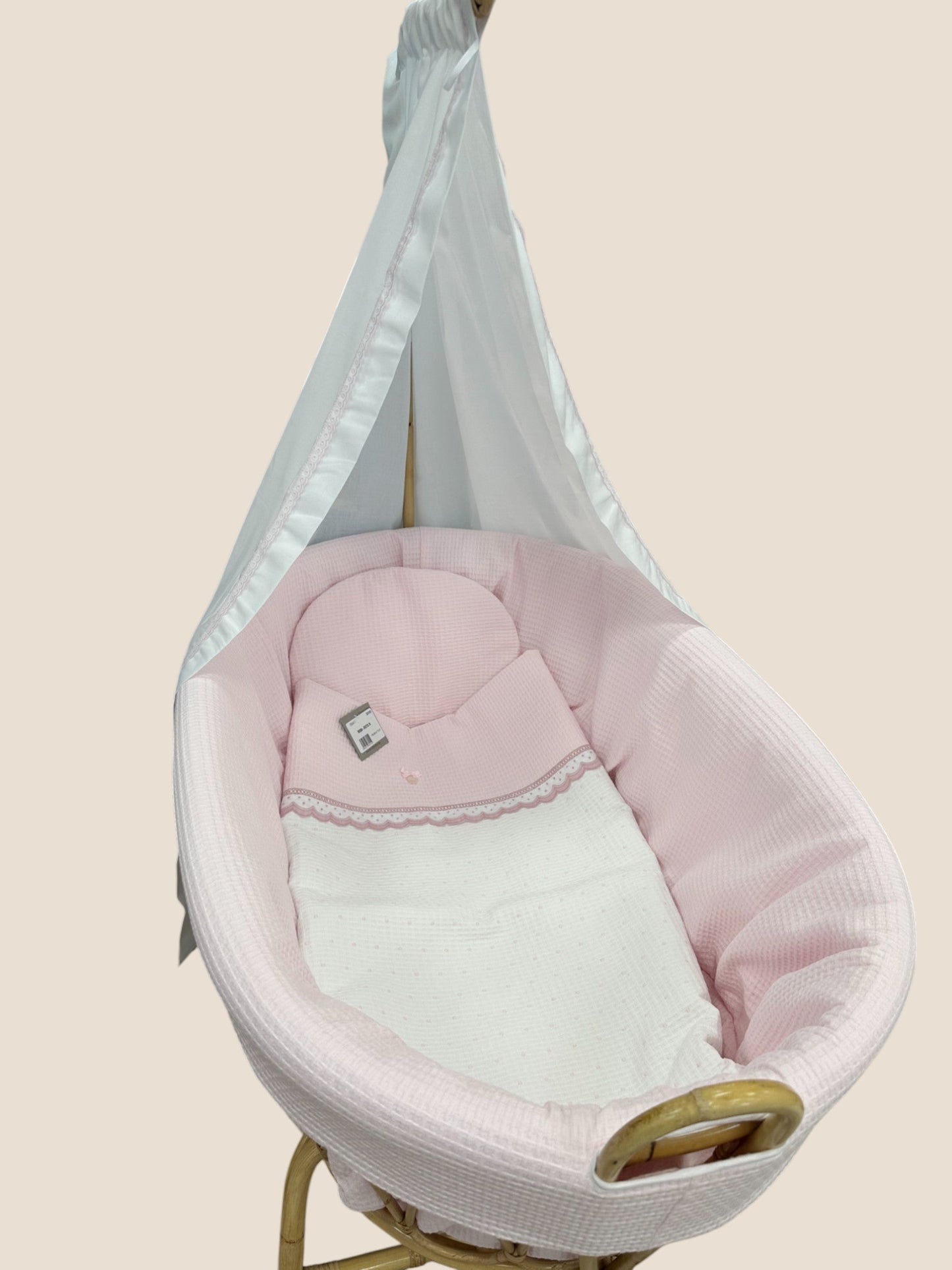 Moisés de mimbre con dosel y vestudura.