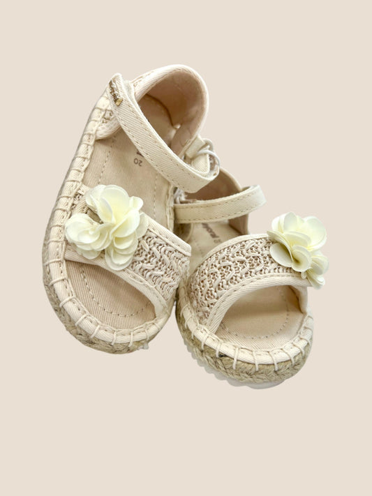 Sandalias esparto beige con flor.