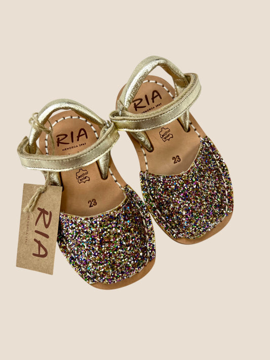Menorquinas glitter multicolor con cierre de velcro.