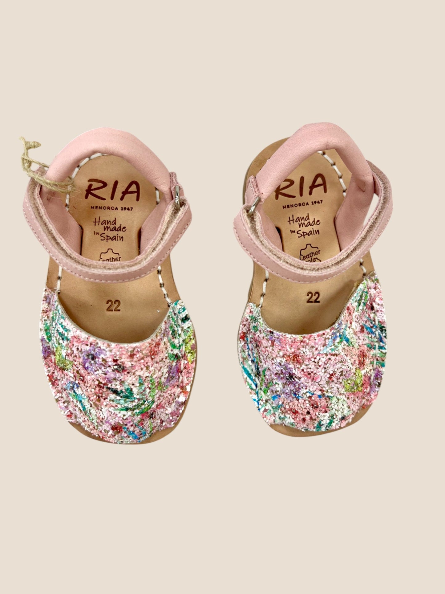 Menorquinas rosa con glitter floral y hebilla.