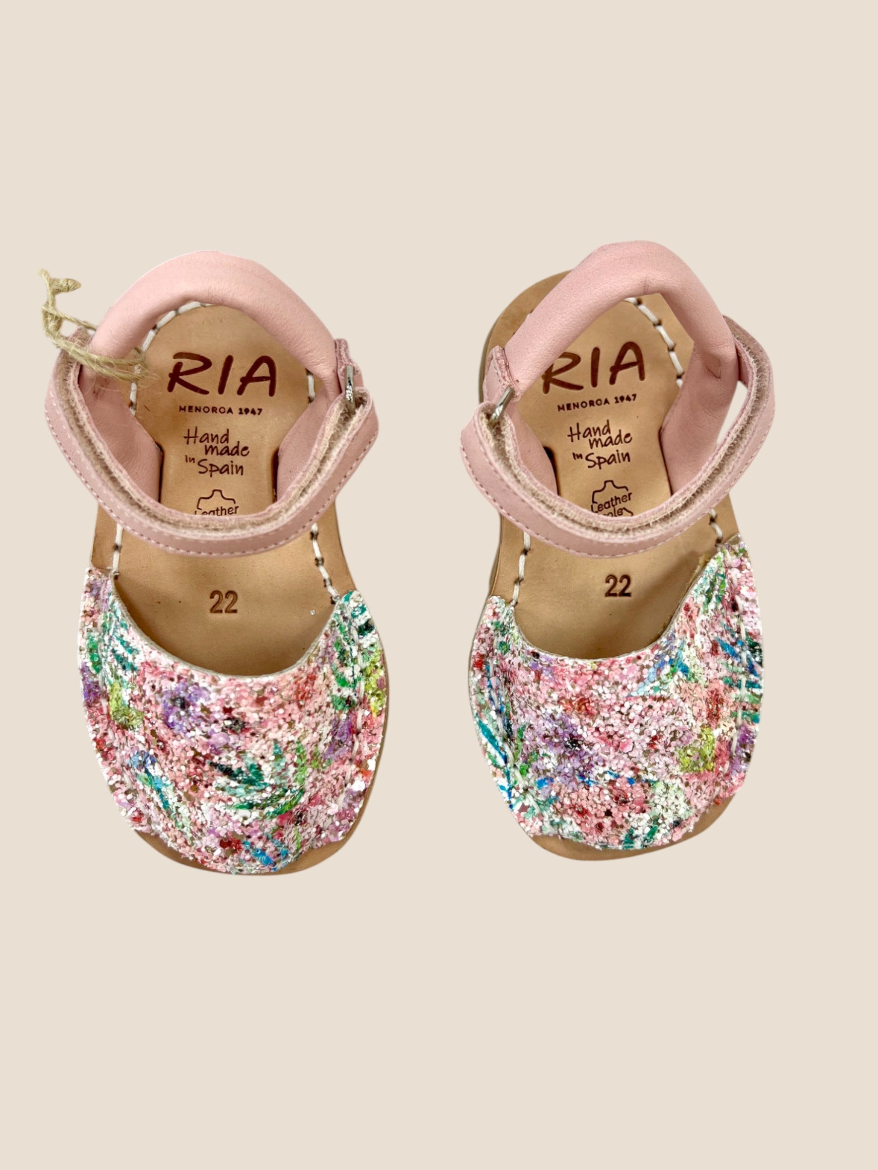 Menorquinas rosa con glitter floral y hebilla.
