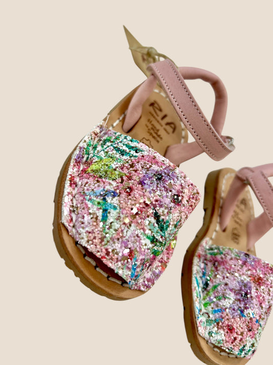 Menorquinas rosa con glitter floral y hebilla.
