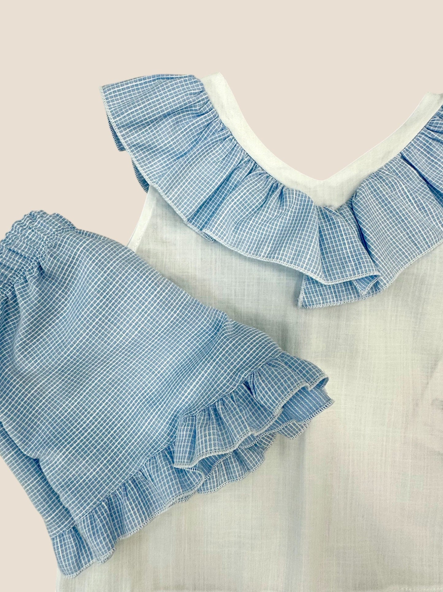 Conjunto blanco y azul con volante Peques del Valle