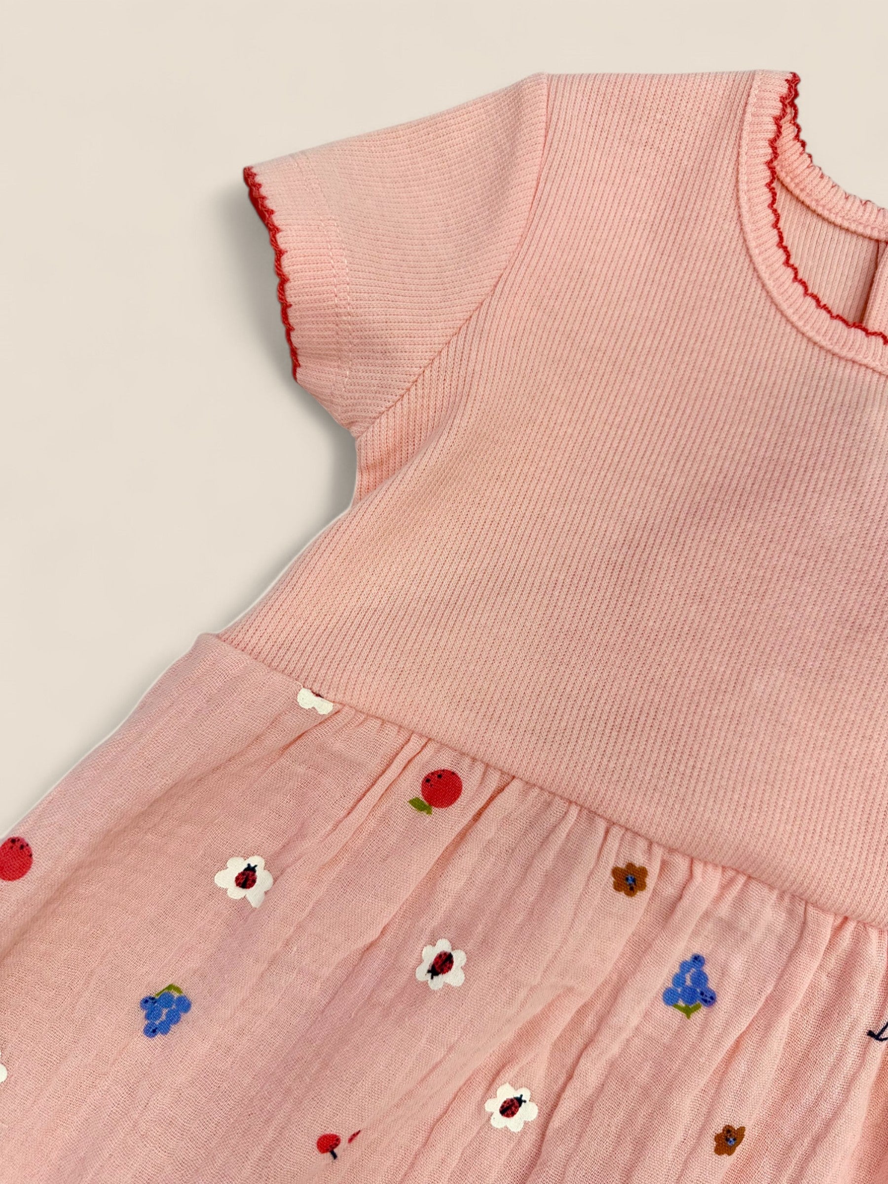 Vestido rosa manga corta detalle de  flores Peques del Valle