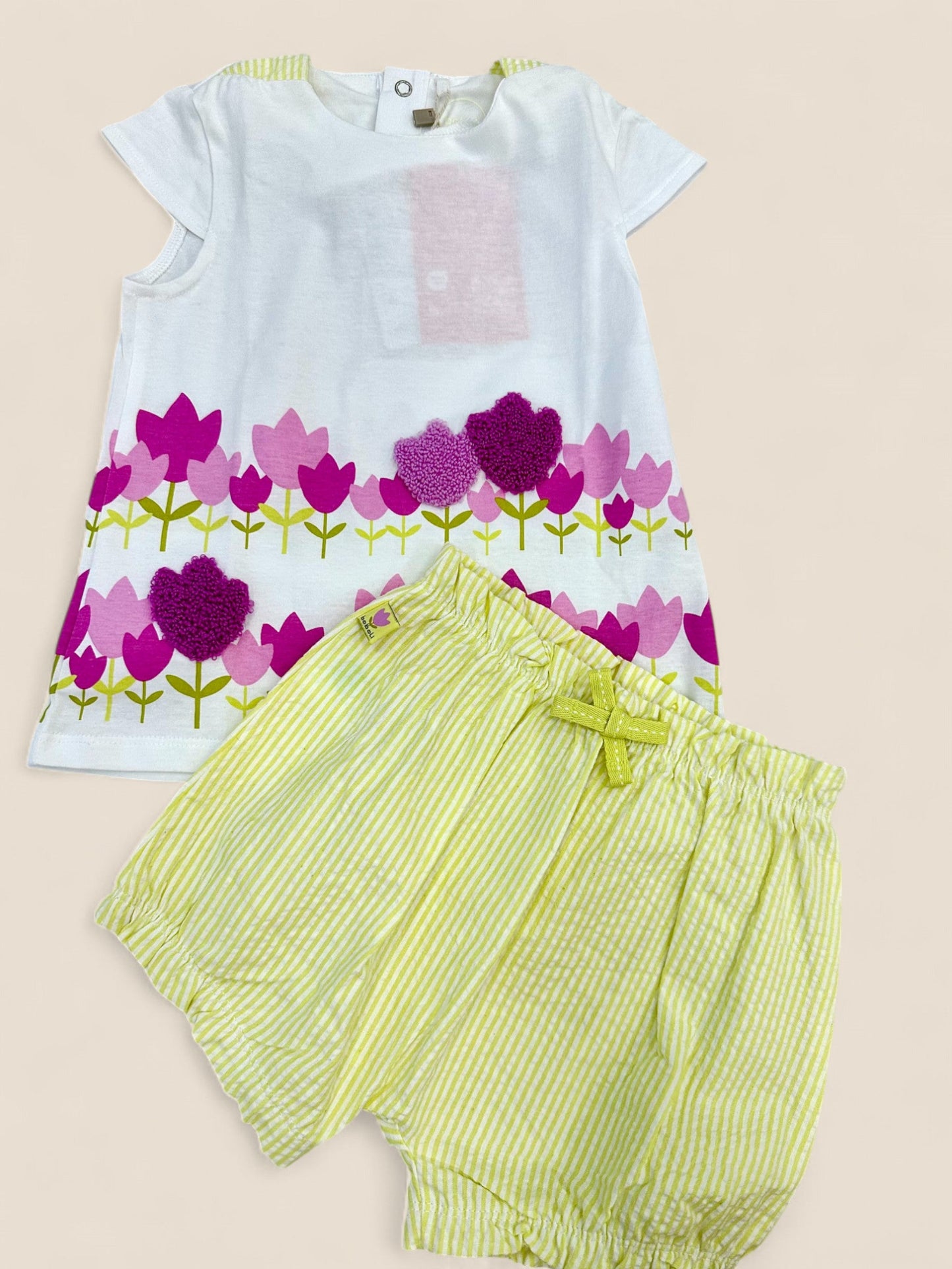 Conjunto floral con short en fucsia y amarillo Peques del Valle