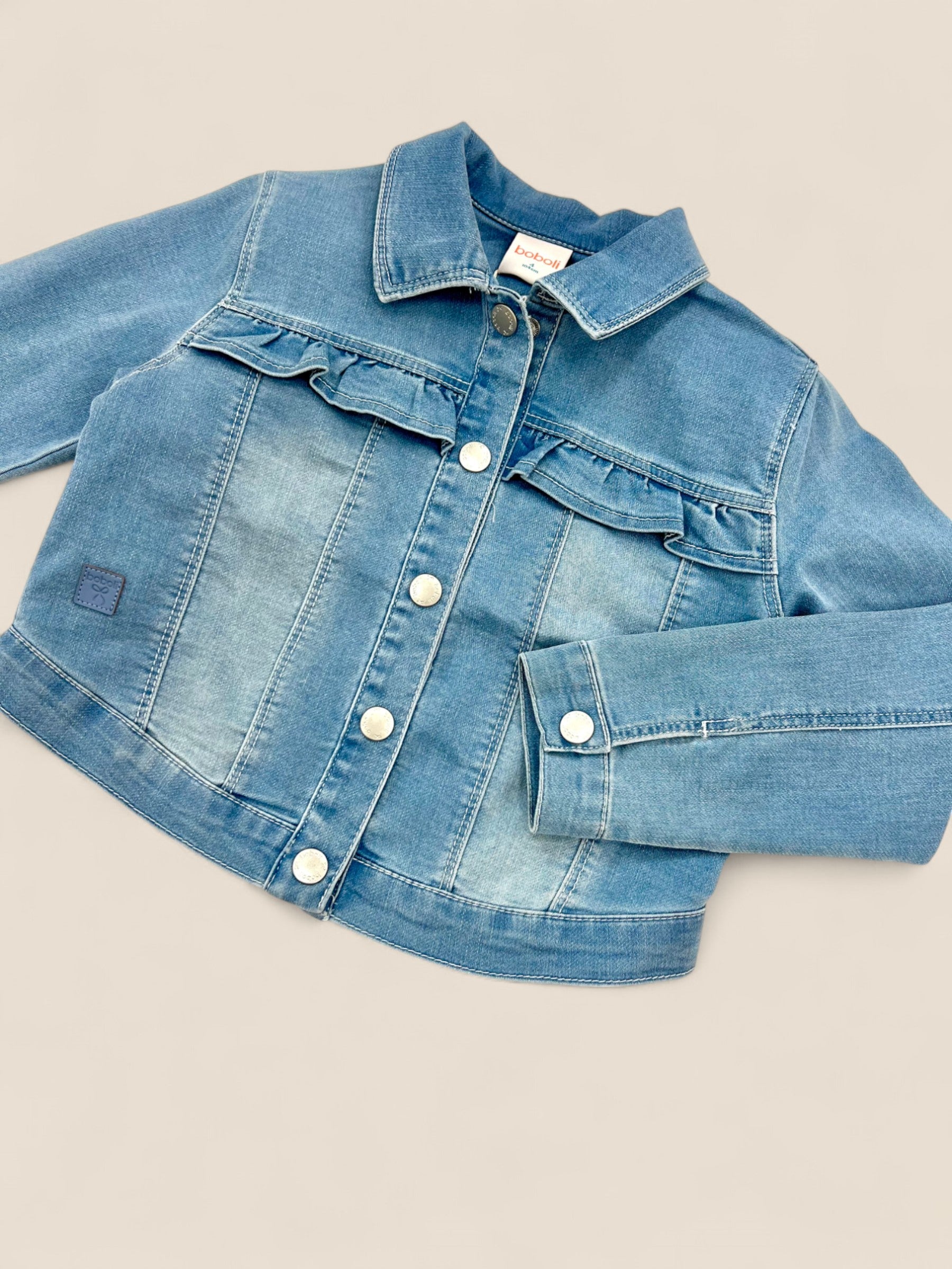 Chaqueta denim con detalle de volante.
