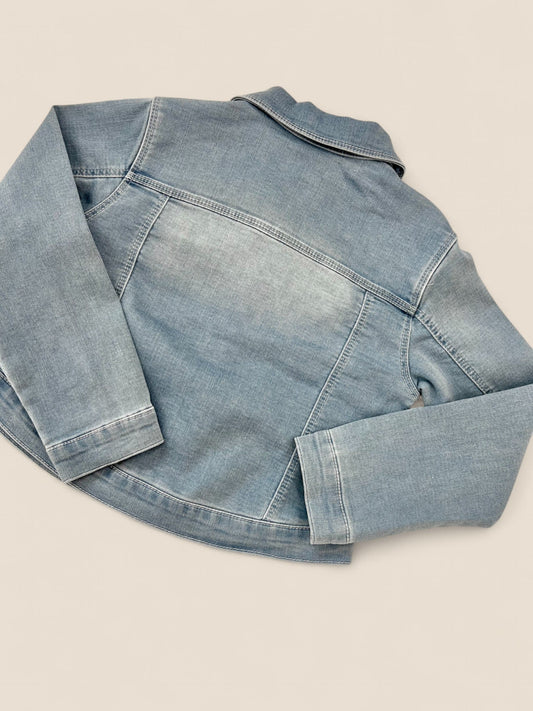 Chaqueta denim con detalle de volante.