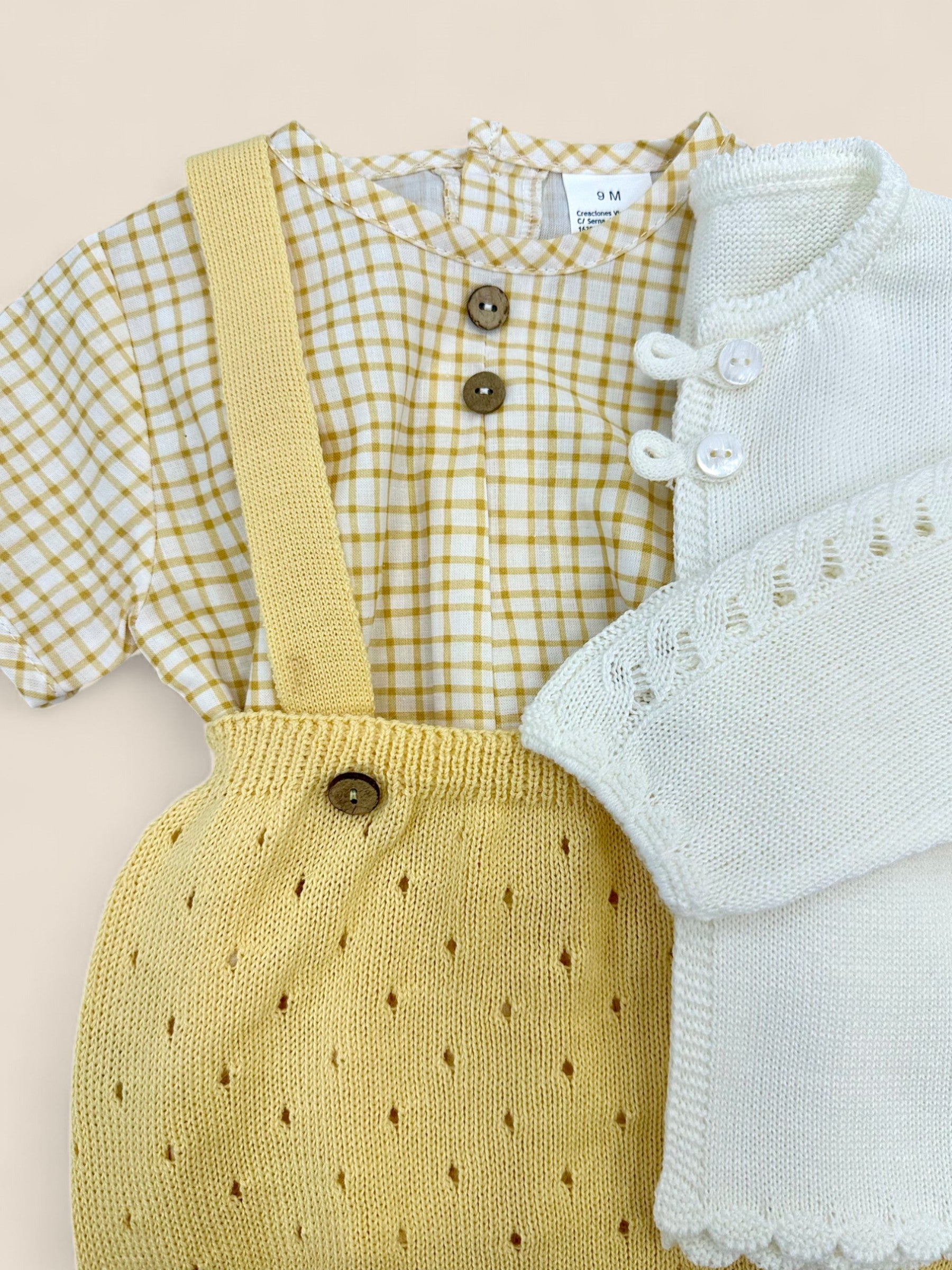 Conjunto mostaza y vichy con chaqueta Peques del Valle