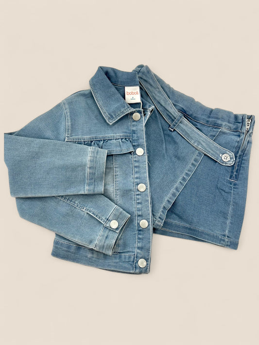 Conjunto denim urbano.