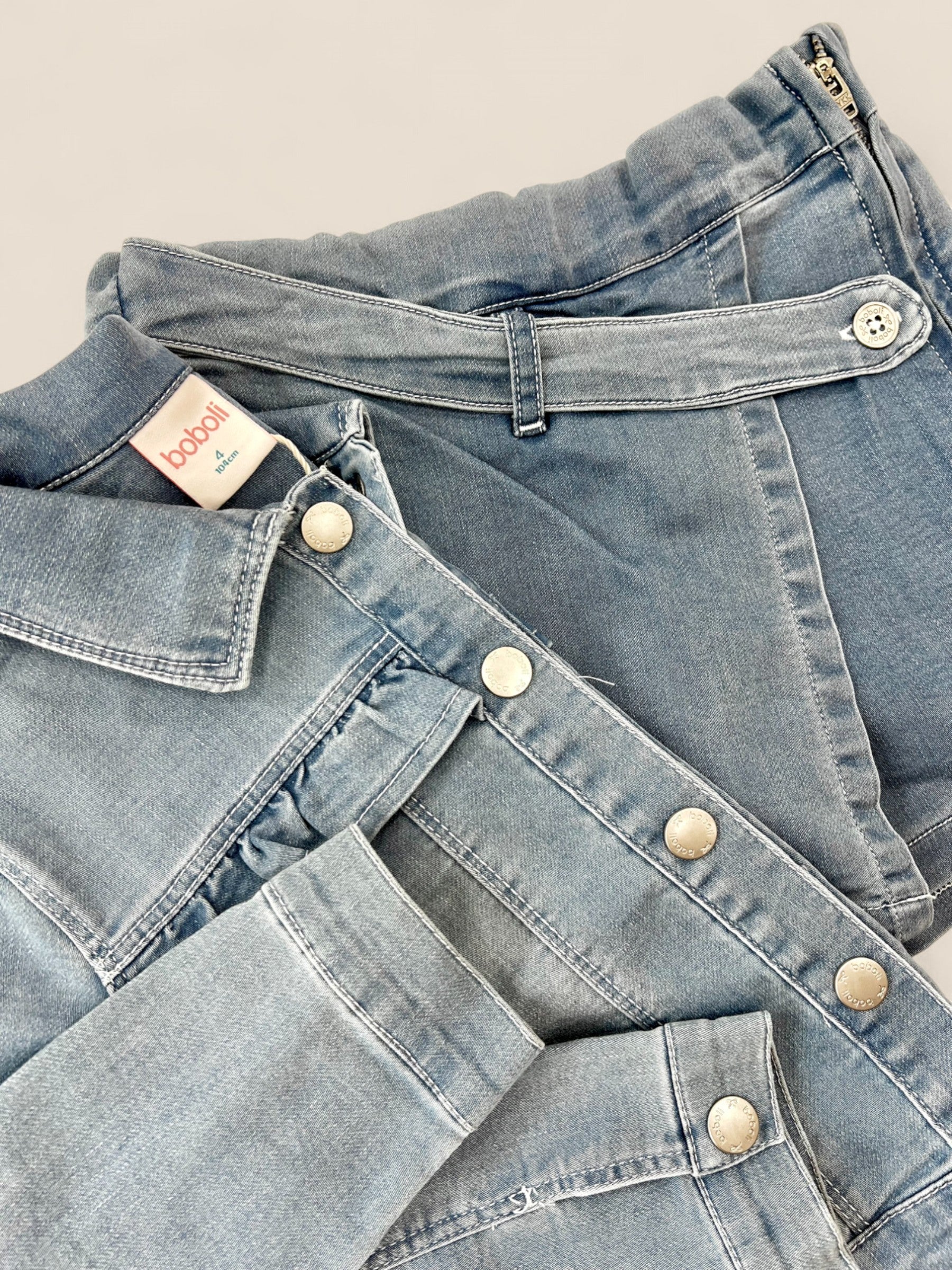 Conjunto denim urbano.