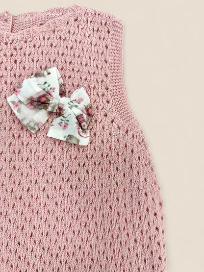 Ranita rosa punto calado con lazo floral.