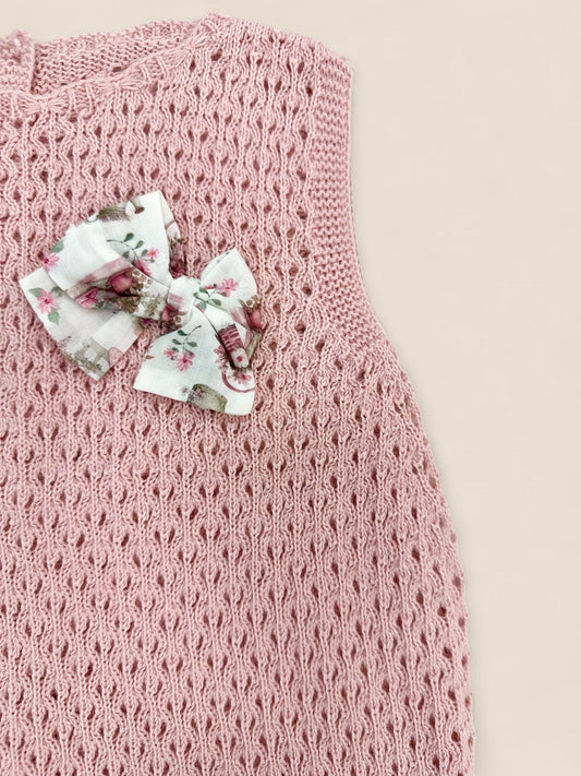 Ranita rosa punto calado con lazo floral.