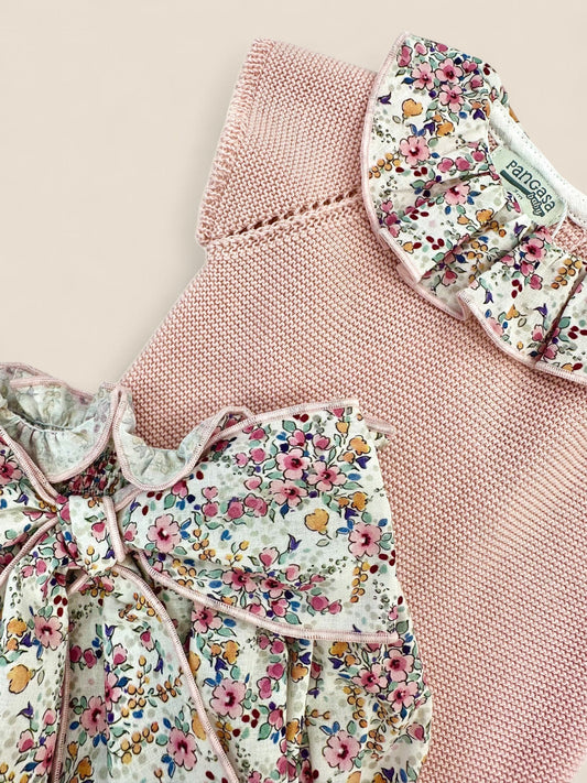 Conjunto de punto con braguita floral.