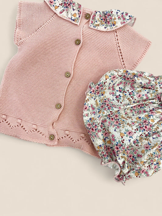 Conjunto de punto con braguita floral.