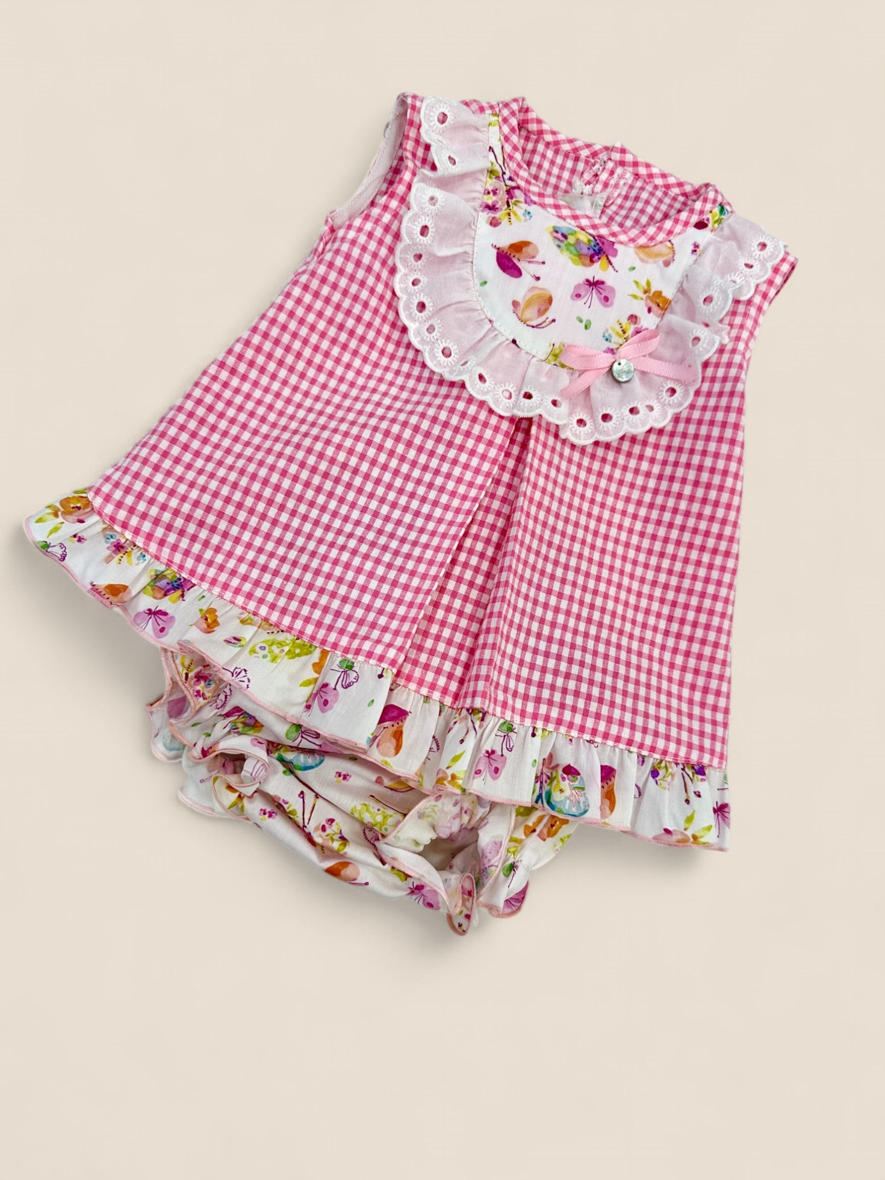 Conjunto vichy fucsia con flores.