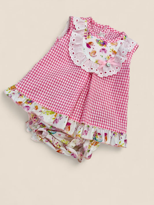 Conjunto vichy fucsia con flores.
