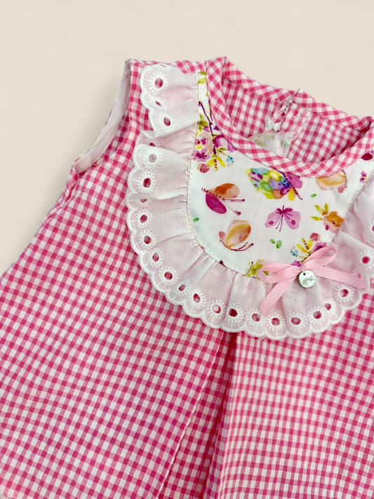 Conjunto vichy fucsia con flores.