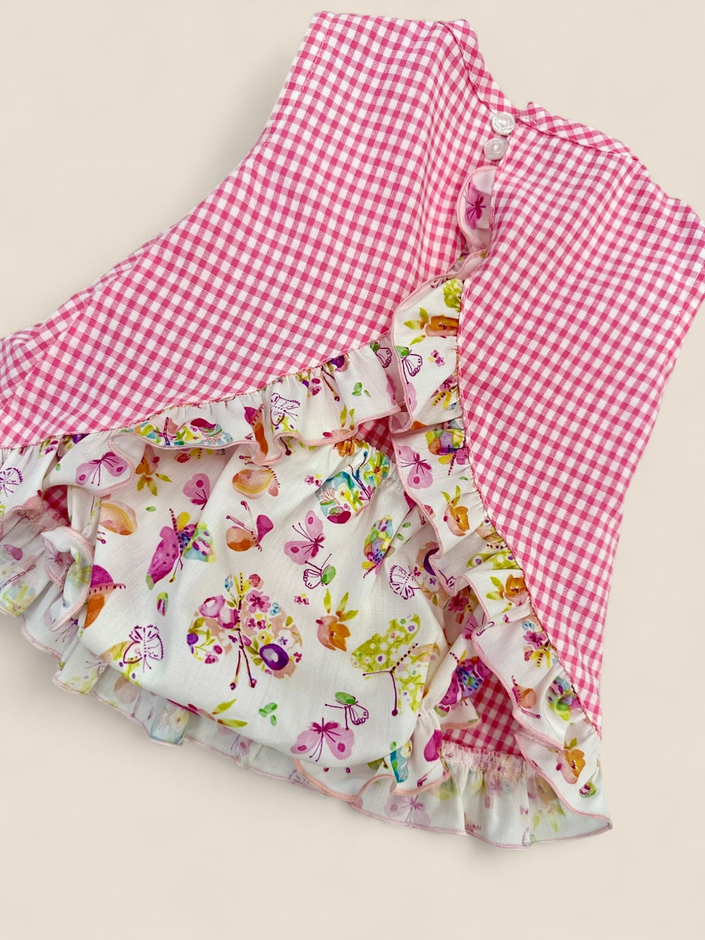 Conjunto vichy fucsia con flores.