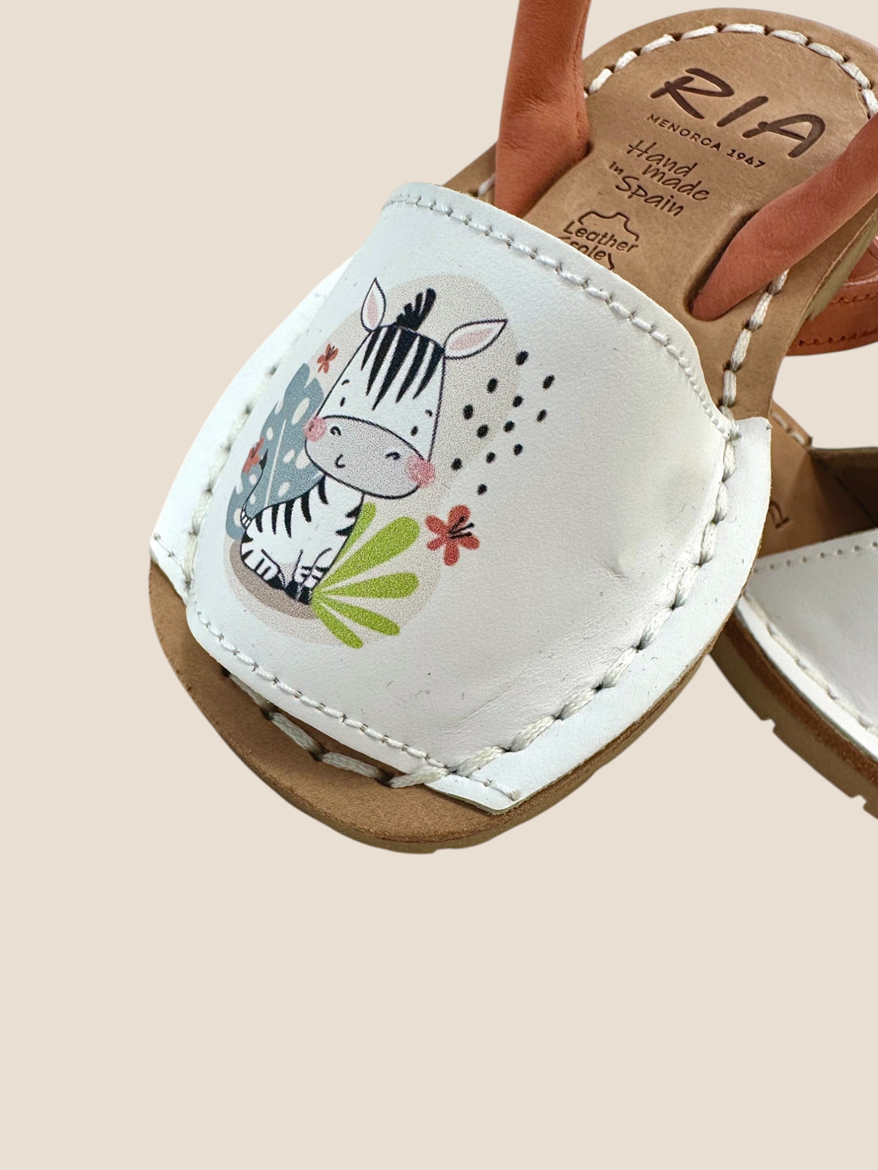 Menorquinas blancas con dibujo de cebra.