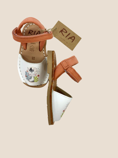Menorquinas blancas con dibujo de cebra.