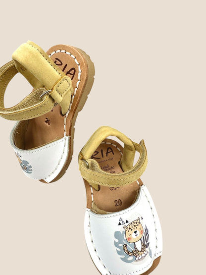 Menorquinas blancas con dibujo de leopardo.