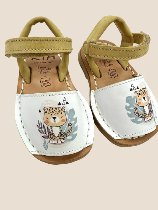 Menorquinas blancas con dibujo de leopardo.