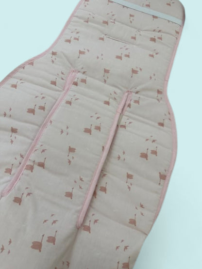 Colchoneta universal con flores pequeñas y vivo rosa empolvado Peques del Valle