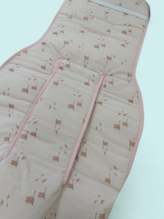 Colchoneta universal con flores pequeñas y vivo rosa empolvado Peques del Valle