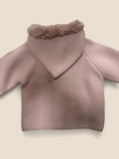 Chaqueta de punto rosa con capucha y conejito bordado.