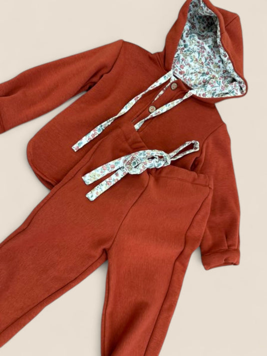 Conjunto sudadera con capucha y pololos rojo teja CUCÚ