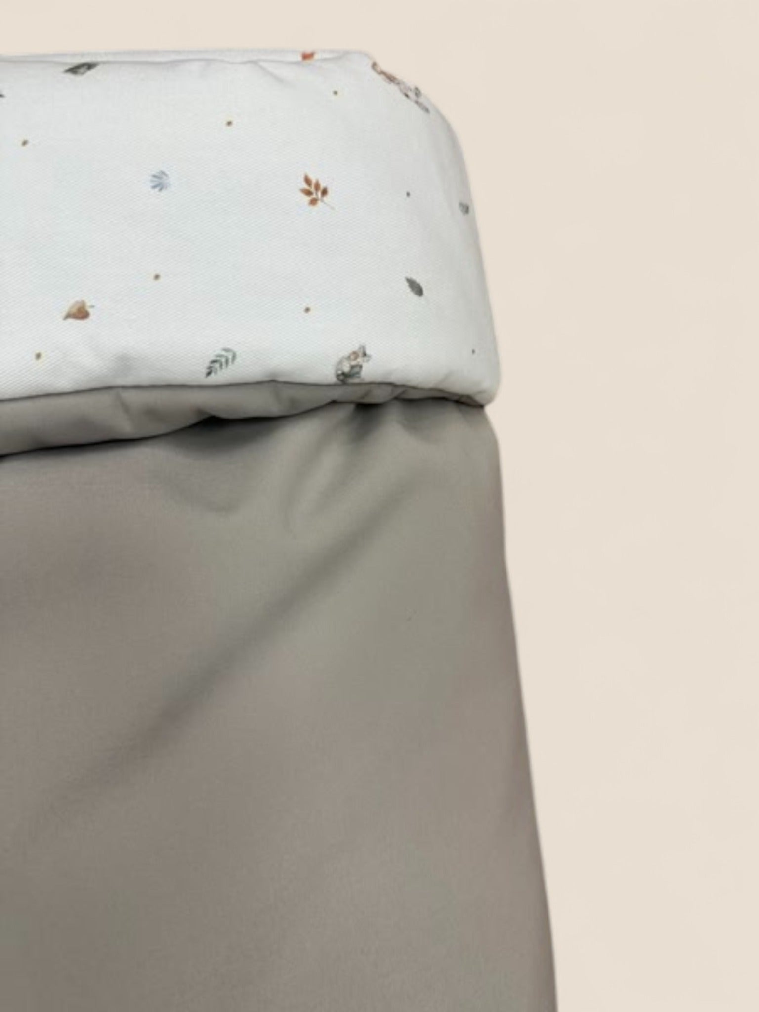 Saco de polipiel gris claro con muselina estampada de hojas y ardillas Peques del Valle