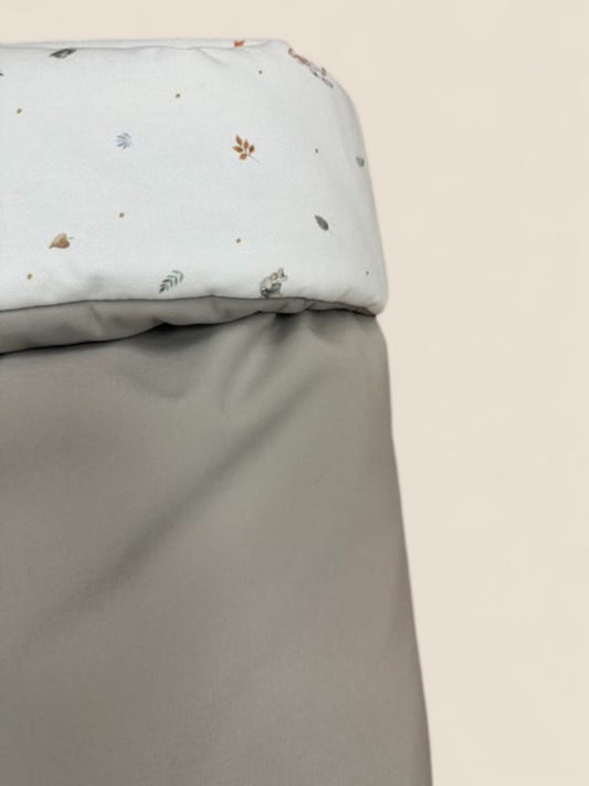 Saco de polipiel gris claro con muselina estampada de hojas y ardillas Peques del Valle