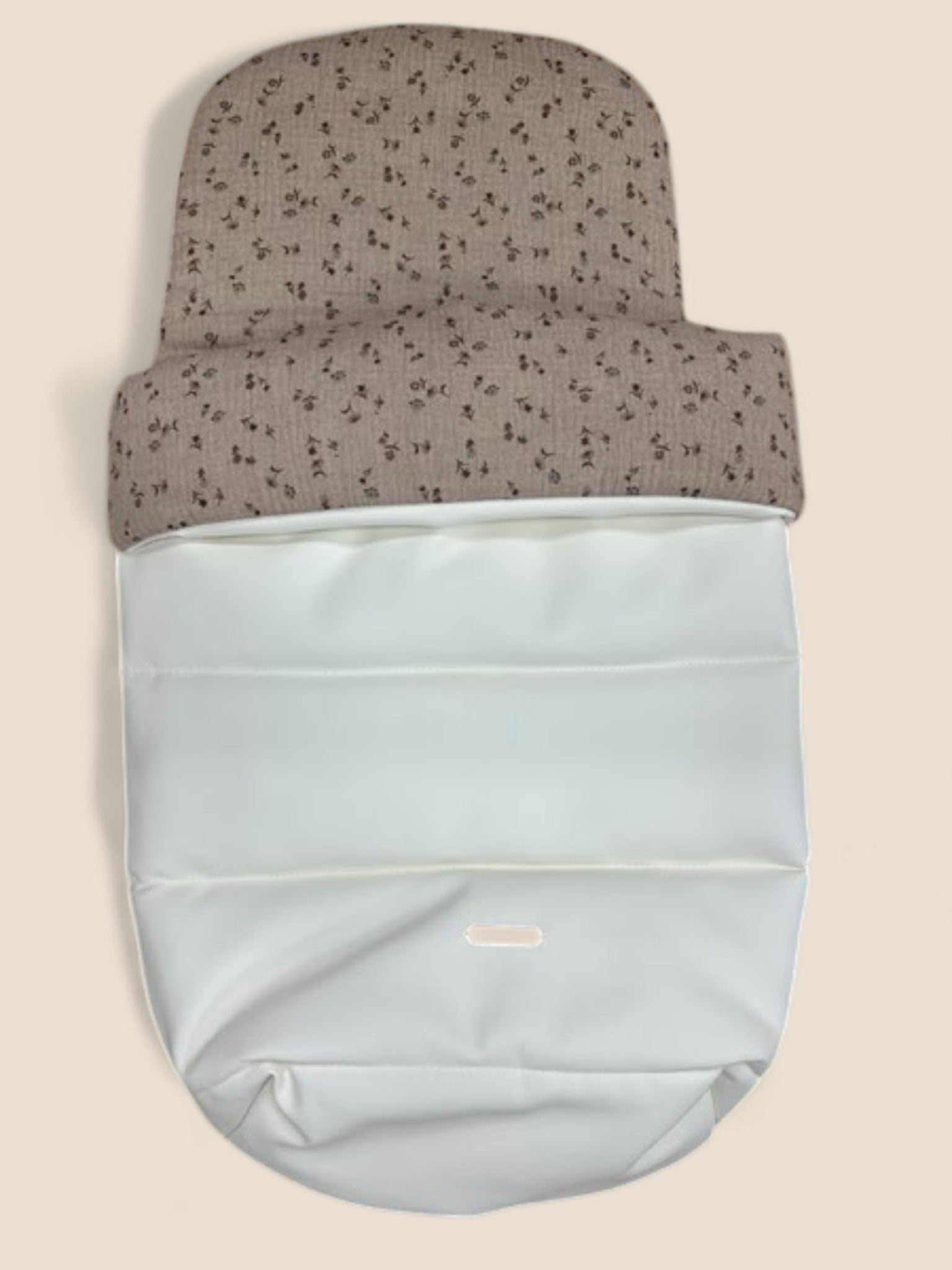 Saco de muselina beige con florecitas vintage y polipiel blanca Peques del Valle