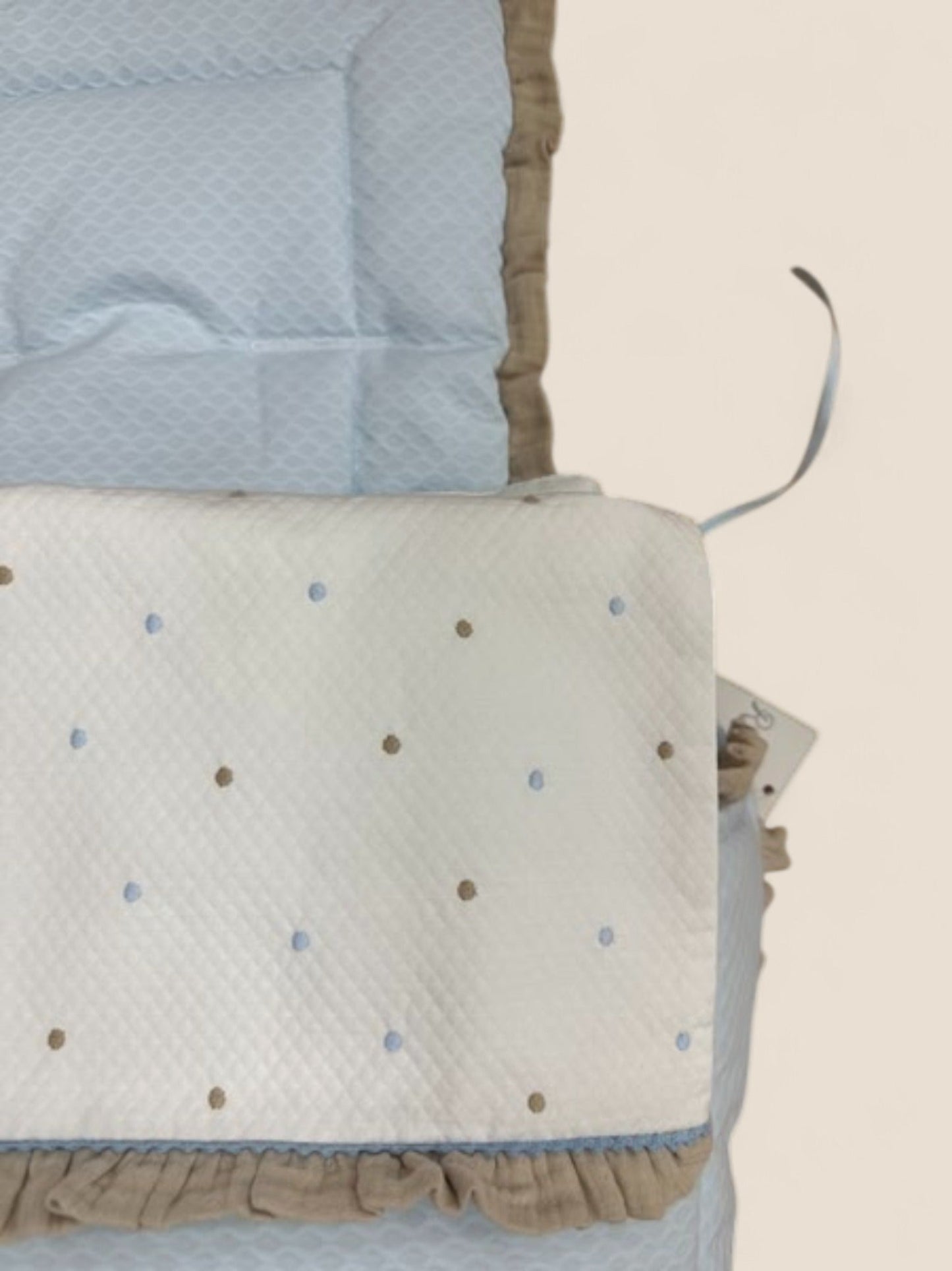 Saco de piqué azul con tapa blanca de topitos y volante beige Peques del Valle