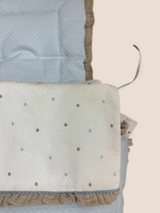 Saco de piqué azul con tapa blanca de topitos y volante beige Peques del Valle