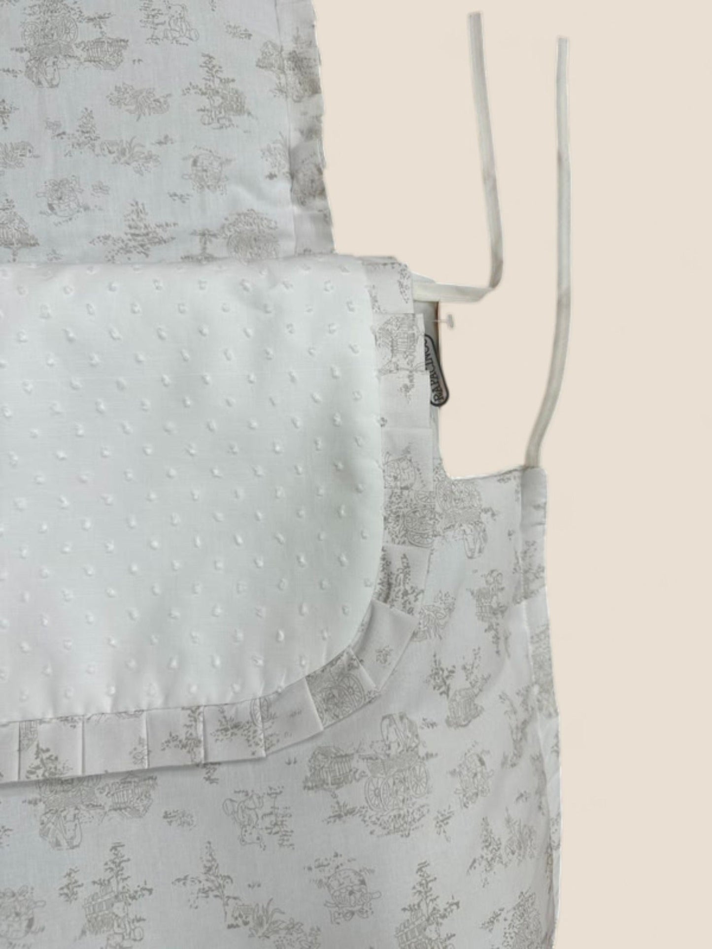 Saco de muselina toile gris con tapeta de plumeti y volante Peques del Valle