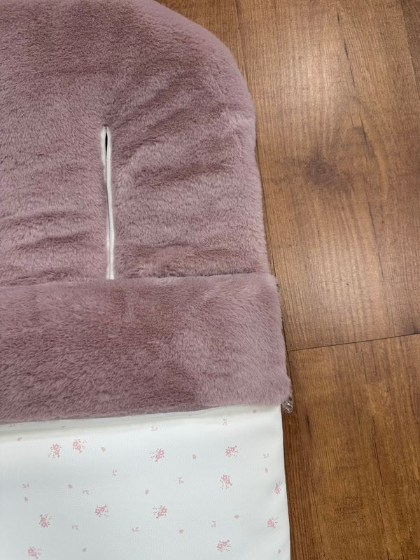 Saco universal de invierno polipiel blanca con flores rosa y pelo suave malva Peques del Valle