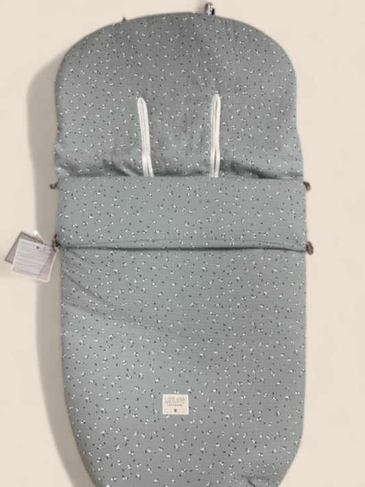 Saco de muselina gris con florecitas blancas y negras Peques del Valle