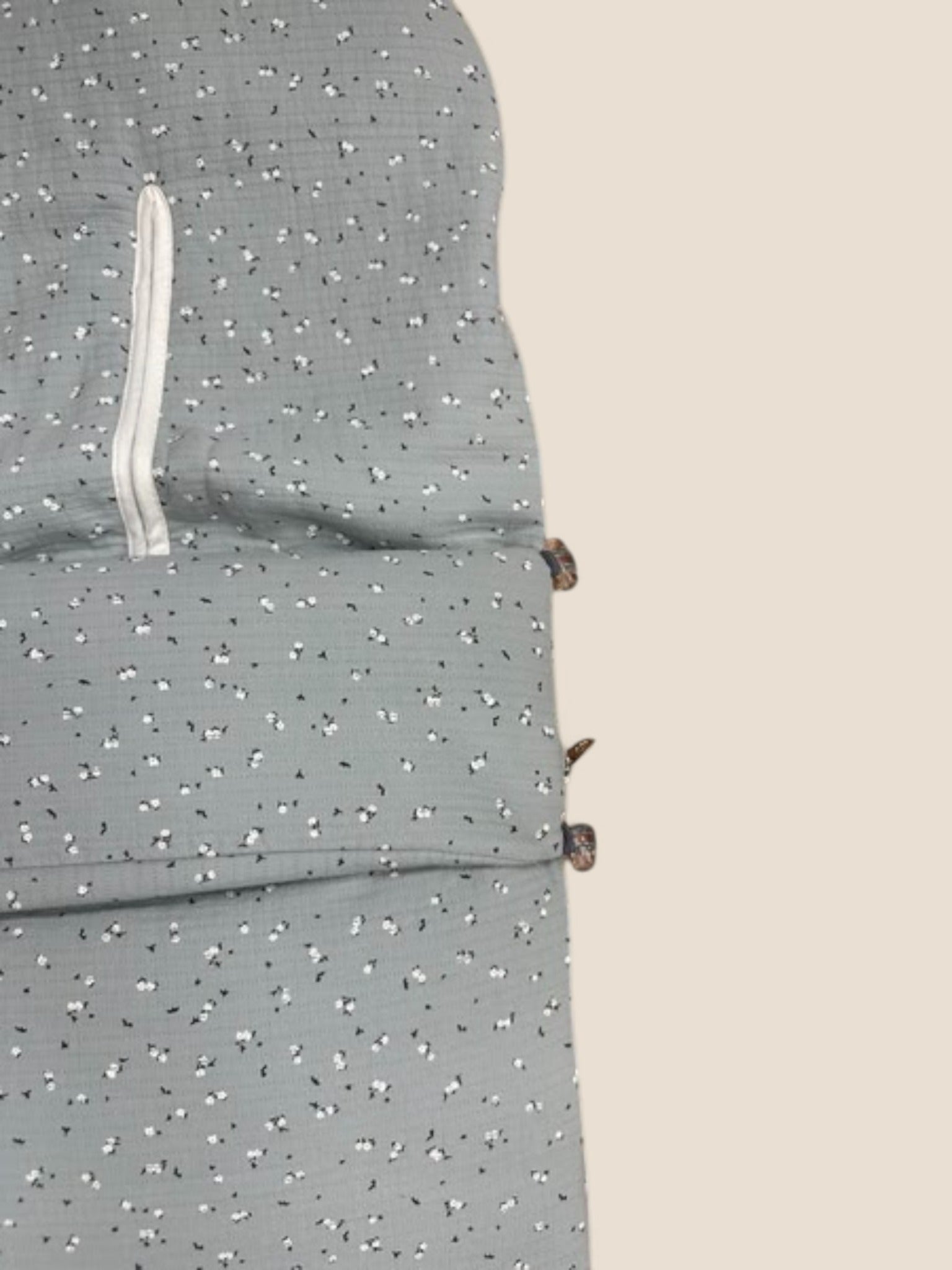 Saco de muselina gris con florecitas blancas y negras Peques del Valle